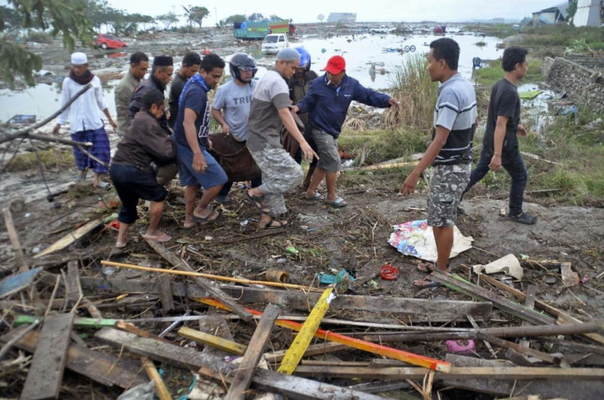 Több százan lelték halálukat az Indonéziában pusztító szökőárban és földrengésben