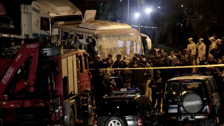 Felrobbantottak egy turistabuszt Kairóban, ketten meghaltak