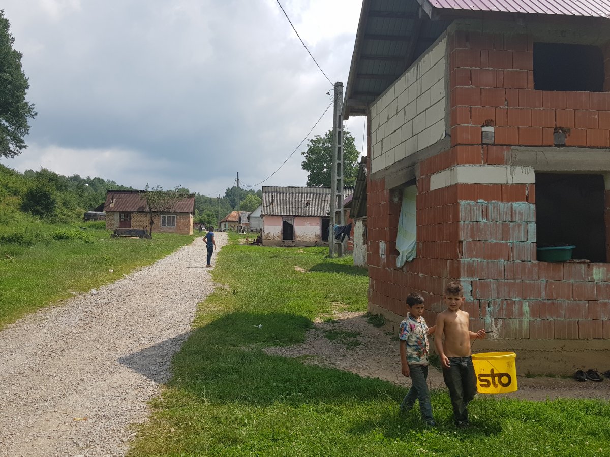 Hadrév-szindróma a bihari Nagybáródon, almalopás miatt robbant ki összetűzés cigányok és románok között