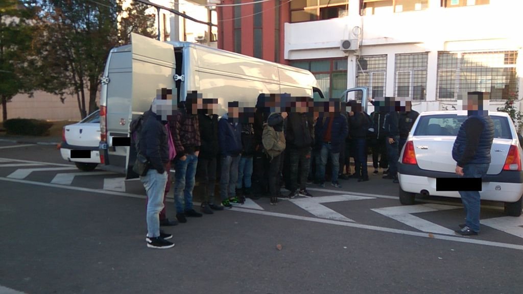 Huszonhét határsértőt találtak egy kisteherautóban Nagylaknál a román és magyar határőrök