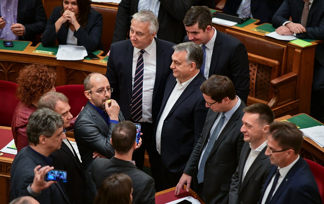 Sípolva, kiabálva próbálják akadályozni a budapesti Országgyűlés munkáját ellenzéki képviselők