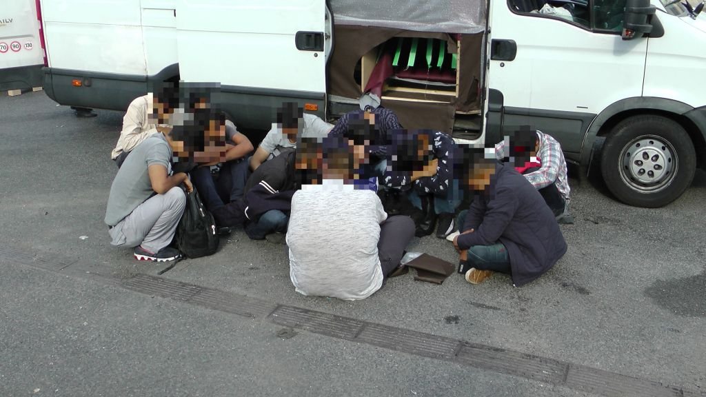 Bútorok közé rejtve szállították a migránsokat román embercsempészek Magyarországon