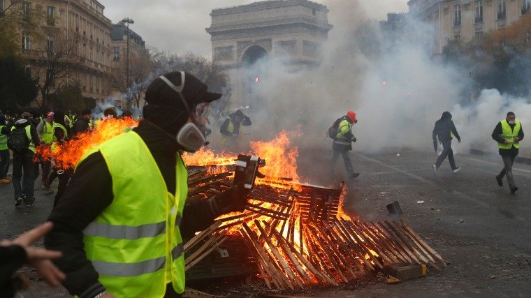 „Háborús feszültség” Párizsban a sárgamellényesek tüntetésén, a rendőrség könnygázt vetett be