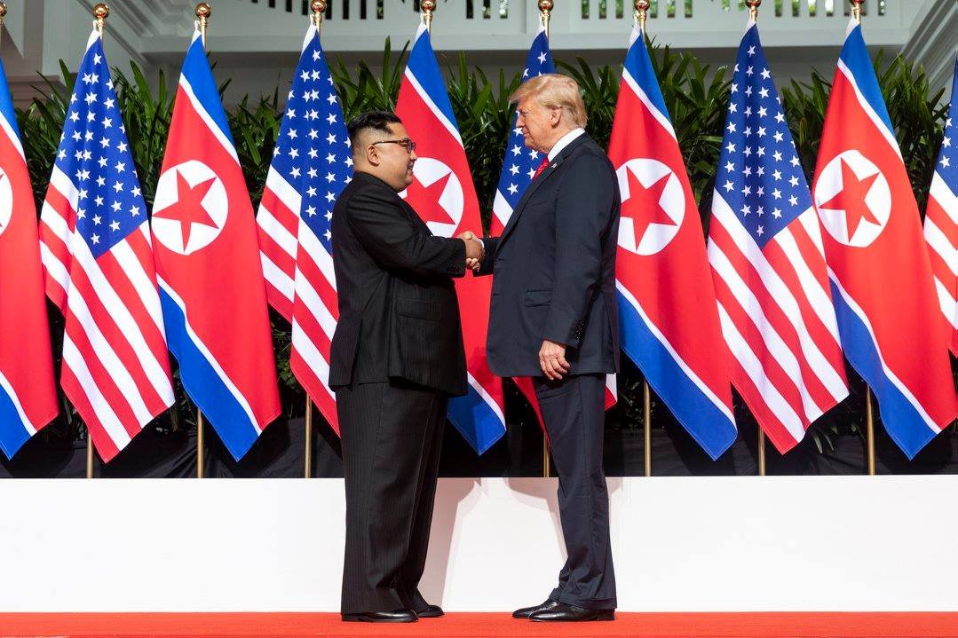 A teljes atomfegyver-mentesítésről állapodott meg Kim és Trump Szingapúrban