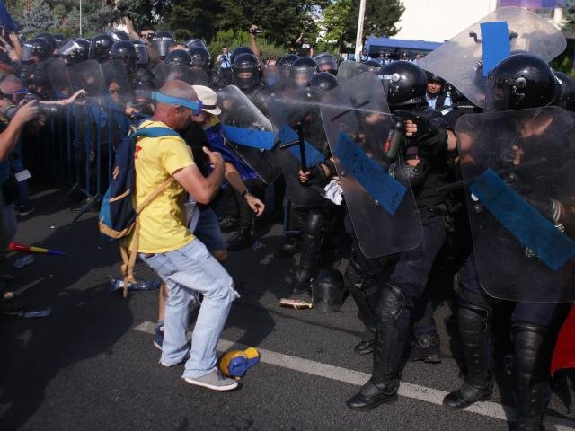 Egymást követik az összecsapások a bukaresti tüntetésen, Johannis elnök brutalitással vádolja a vízágyút is bevető csendőrséget