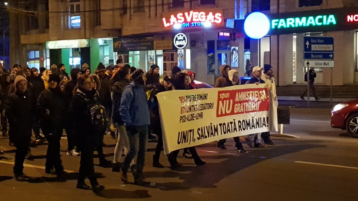 „Ügyészek és bírák, ne adjátok fel!” – ezrek tüntetnek országszerte a román kormány igazságügyi rendelete ellen
