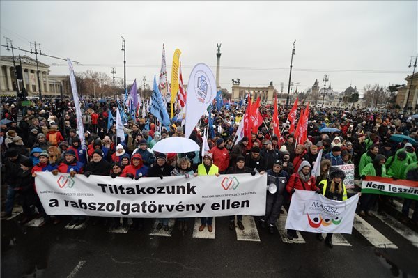 FRISSÍTVE – Ismét tüntettek Budapesten a túlóratörvény ellen, ultimátumot szabtak a kormánynak
