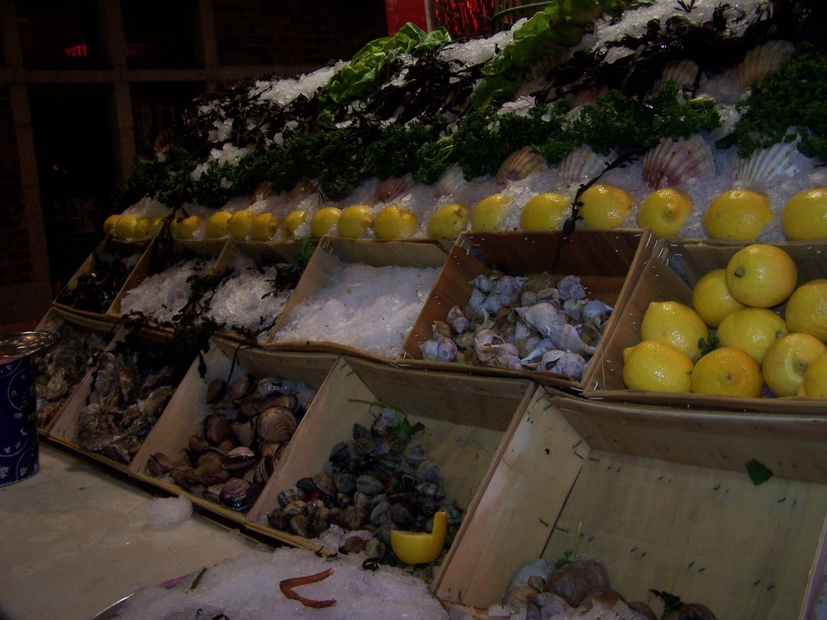 Friss kagyló citrommal egy brüsszeli piacon •  Fotó: Makkay József