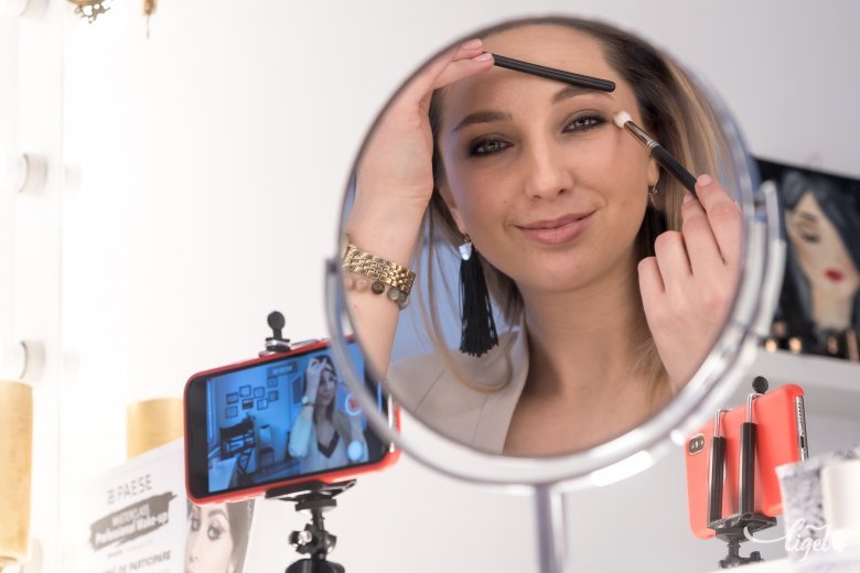 A vlogger make-up artist