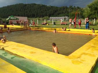 Borvizes nosztalgia a sárga medencében: teszteltük a zsögödi strandot