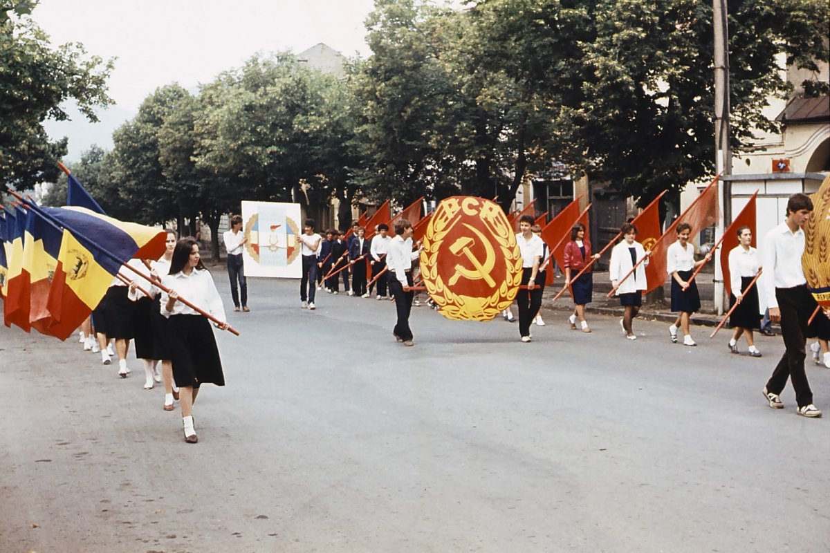 Május 1-jei felvonulás és nagygyűlés a hatvanas években Székelyudvarhelyen •  Fotó: Balázs Ferenc