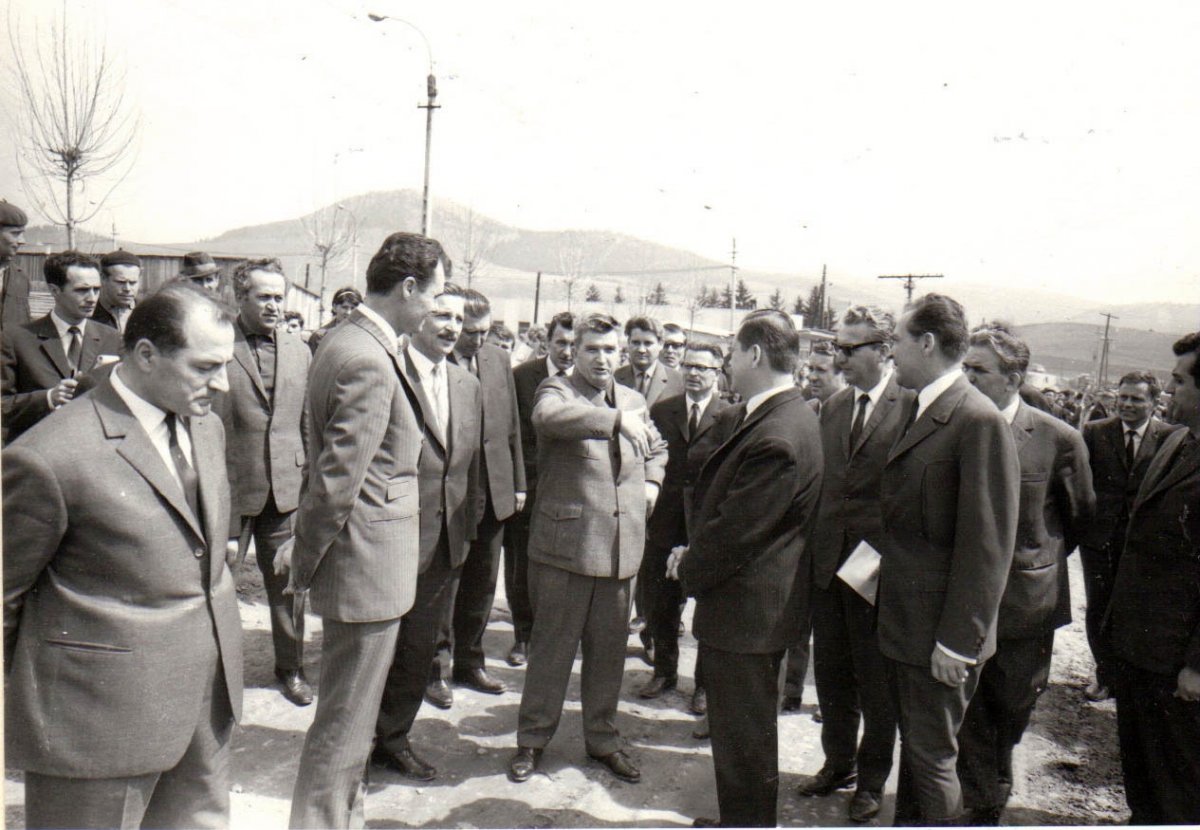Értékes utasítások.  Nicolae Ceaușescu a csíkszeredai készruhagyár építőtelepén 1970. április 24-én •  Fotó: Fototeca online a comunismului românesc