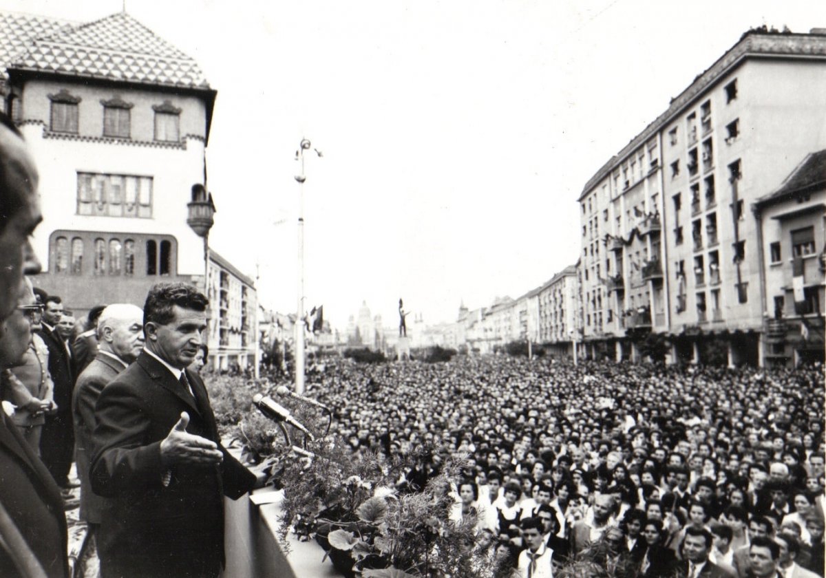 A Kultúrpalota alatt. Jelenet Nicolae Ceaușescu marosvásárhelyi látogatásáról, 1966. augusztus 12–14. •  Fotó: Fototeca online a comunismului românesc