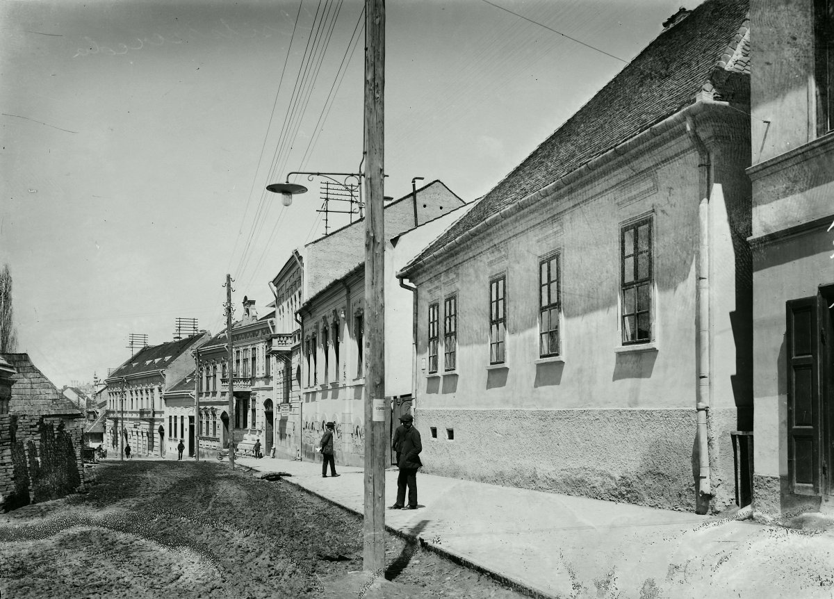 Erre az 1914-es utcaképre a mai sétálóutcában még ráismerhetünk •  Fotó: Fortepan/Magyar Földrajzi Múzeum