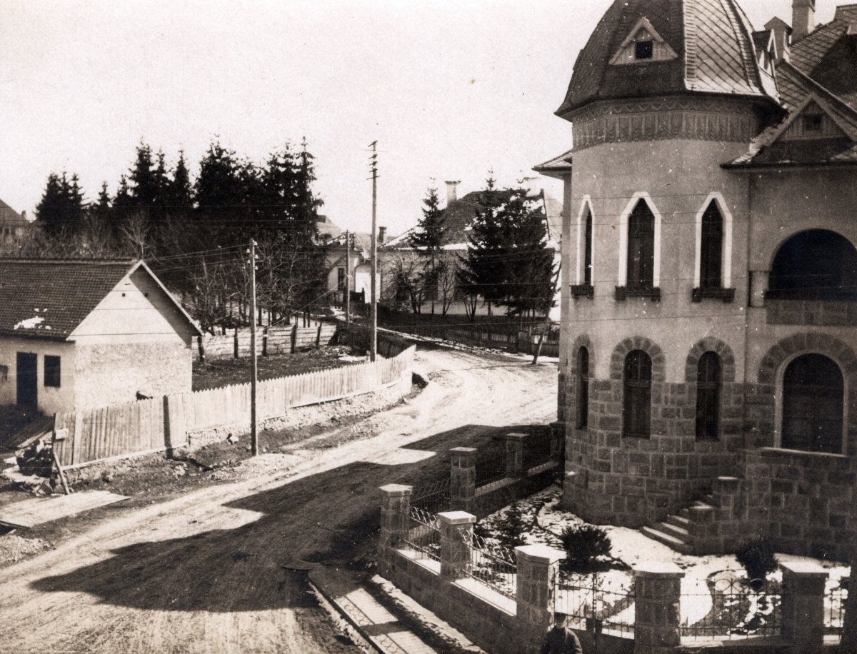 Az akkori Szentlélek utca bejárata 1917-ben •  Fotó: Fortepan/Palotai Klára