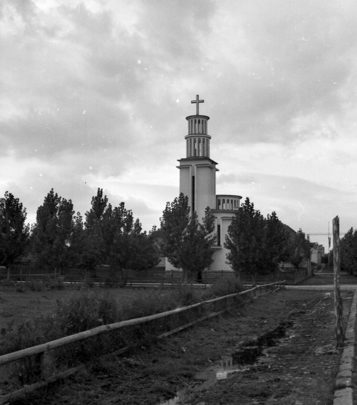 1941-ben a görögkatolikus templom körül még sárban taposhattunk volna... •  Fotó: Fortepan/Lissák Tivadar