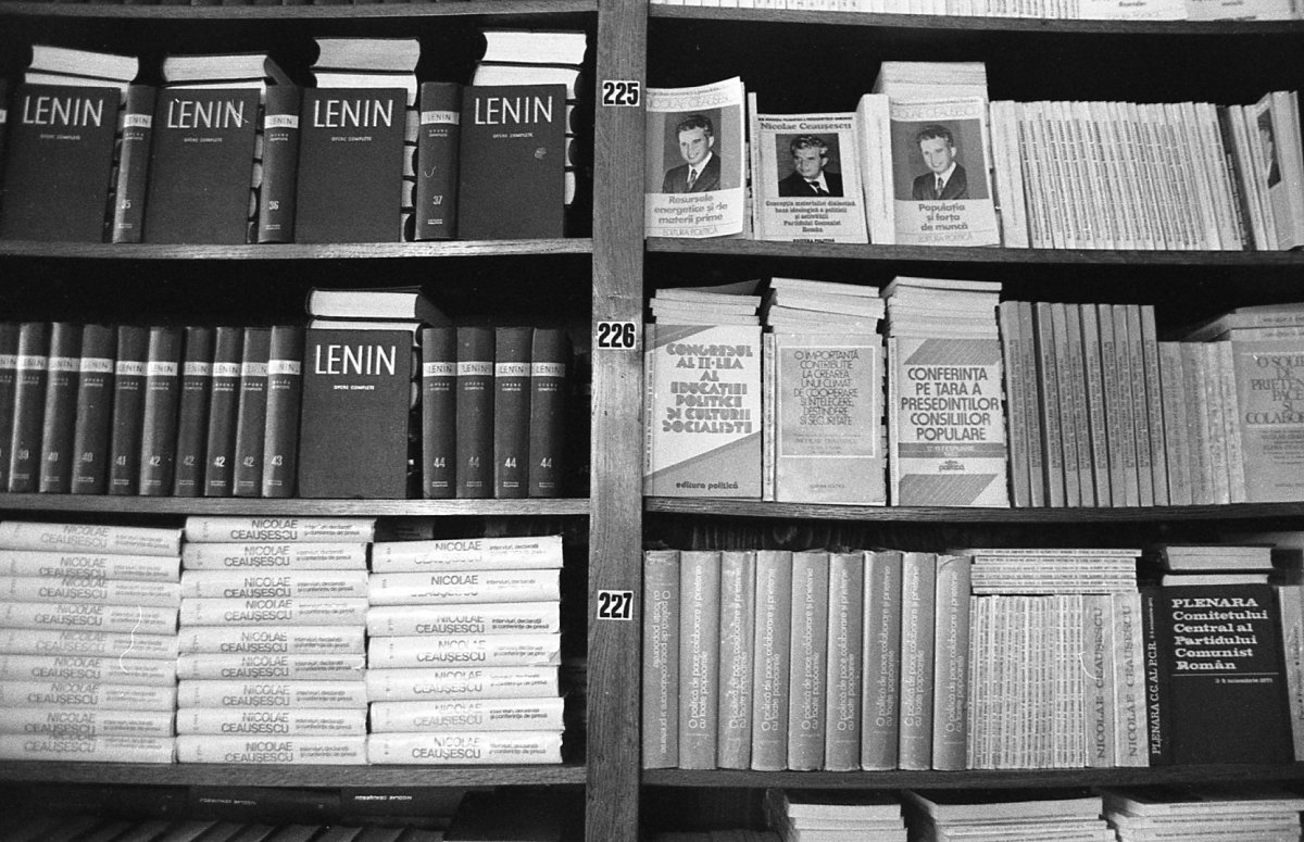 Emelkedett olvasnivaló. Kolozsvári könyvesüzlet polcai 1988-ban •  Fotó: Fortepan