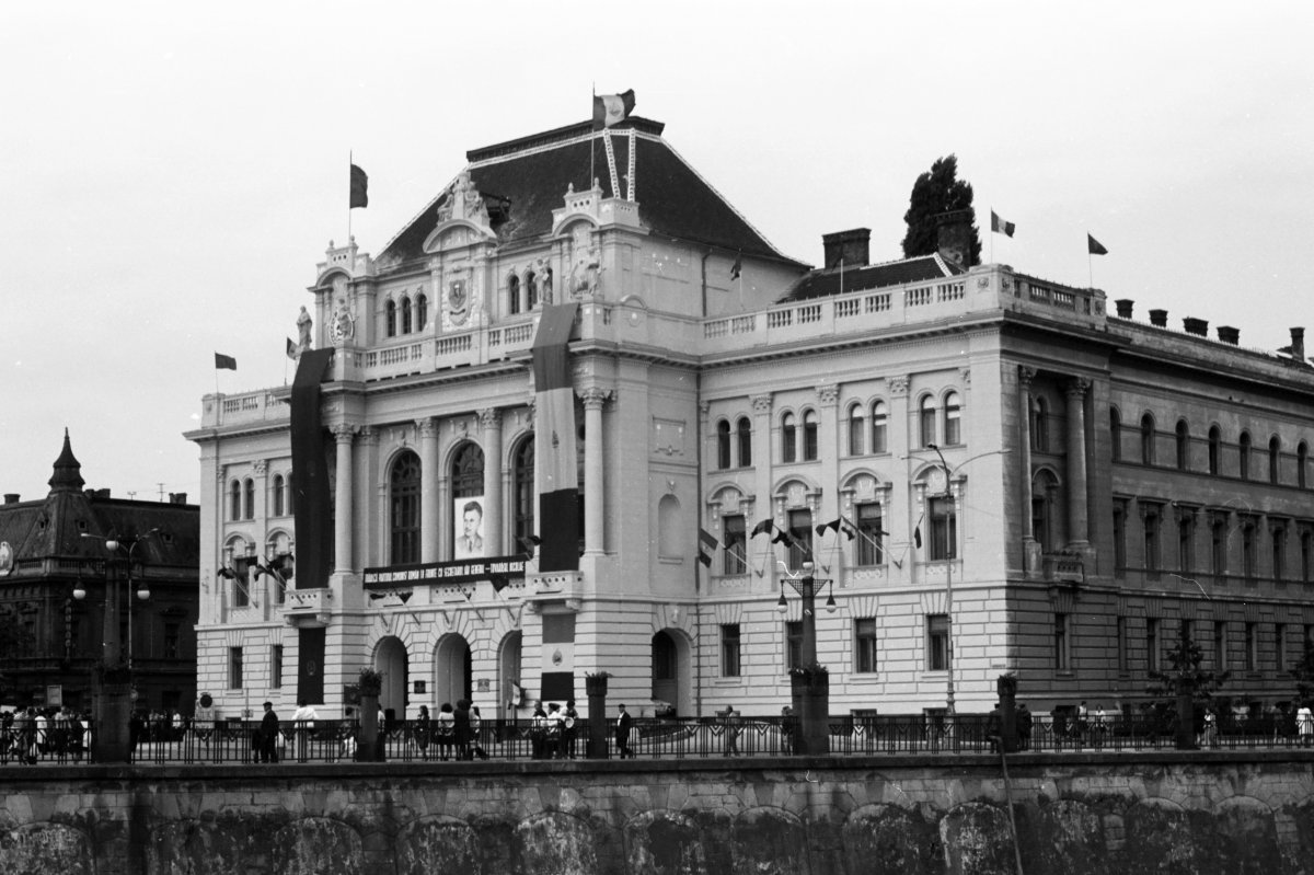A nagyváradi városháza 1980-ban a szokásos főtitkári ábrázolással •  Fotó: Fortepan