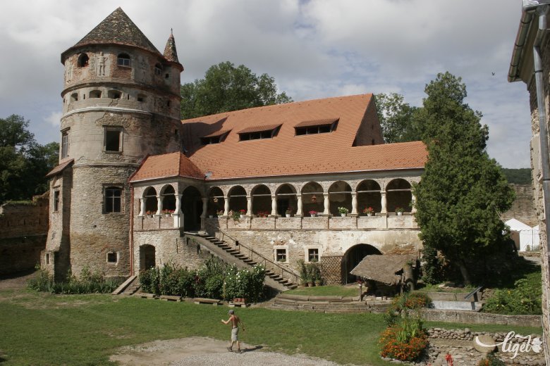 A Béke háza nevet viseli a reneszánsz várkastély