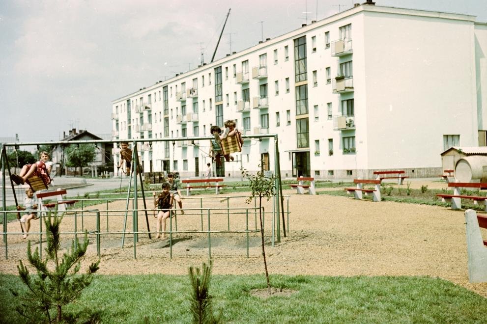 Lakótelepi játszótér. Budapest, 1966 •  Fotó: Forrás: Fortepan