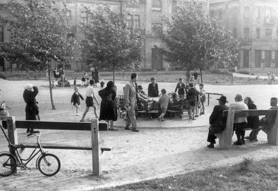 Délutánonként megtelt a tér - Szeged, 1959 •  Fotó: Forrás: Fortepan