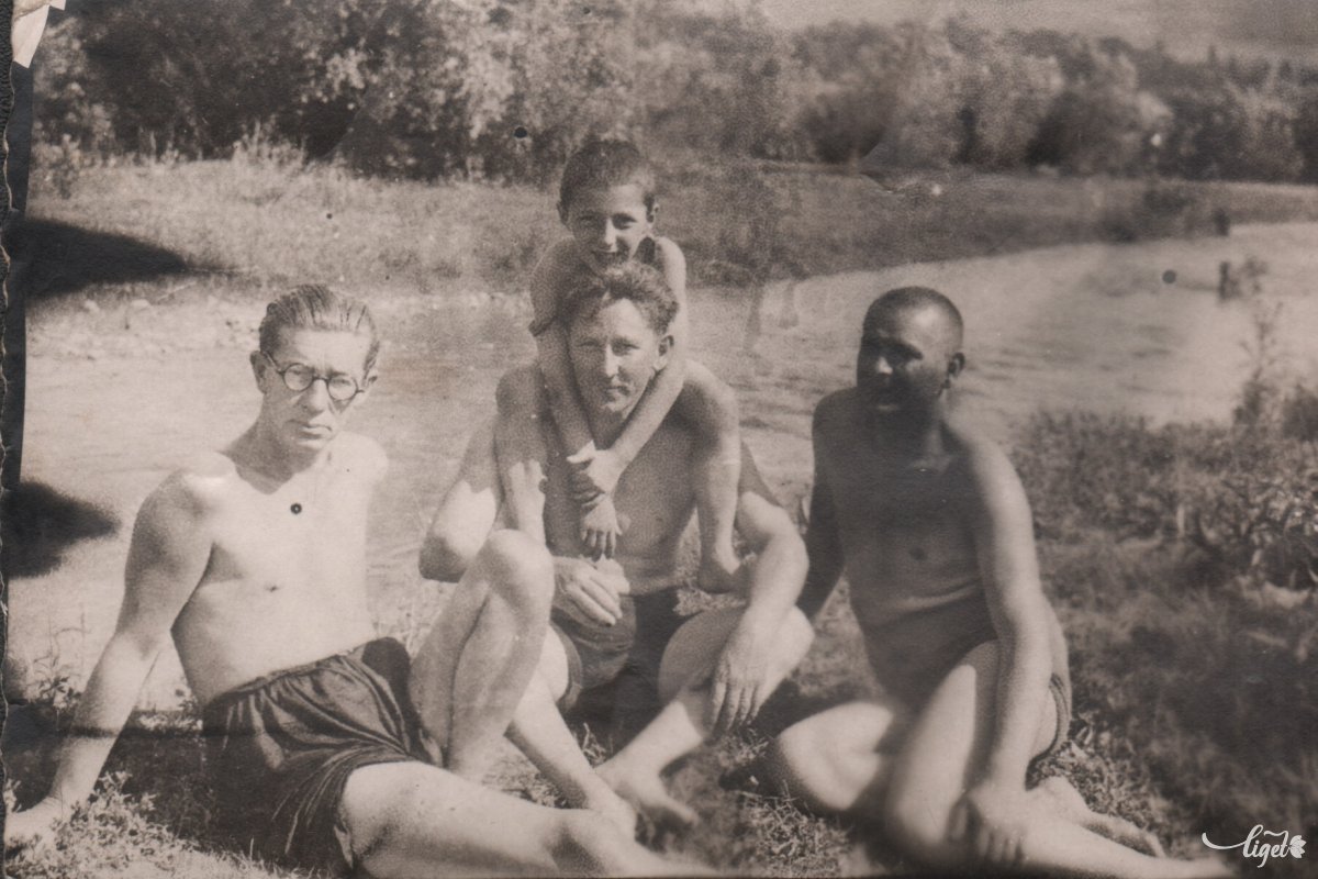 Tomcsa Sándor (balra, szemüveggel) ismerőseivel a Nagy-Küküllő partján •  Fotó: Forrás: Szabó Károly archívuma
