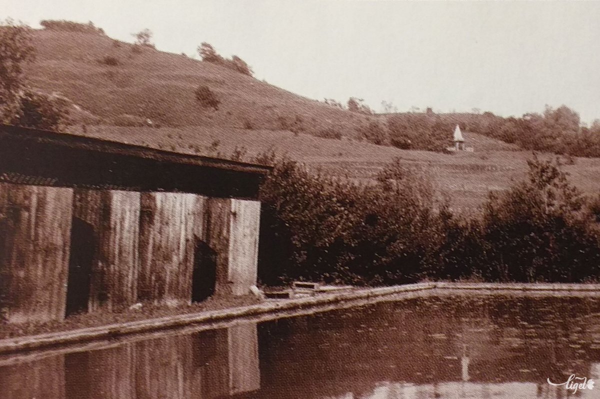 A Szejkefürdő medencéje az 1920-as években –  a háttérben Orbán Balázs akkori síremléke 