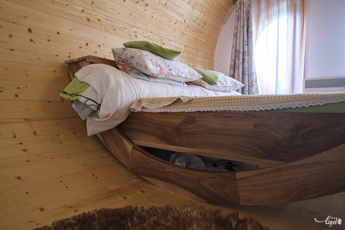 Diófából készült ágy •  Fotó: Veres Nándor