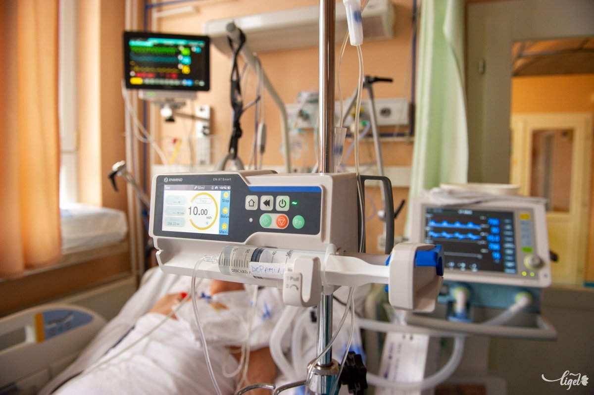 Egészségügyi tárca: mindössze 16 ágy szabad a „simán” Covid-betegeknek az intenzív osztályokon