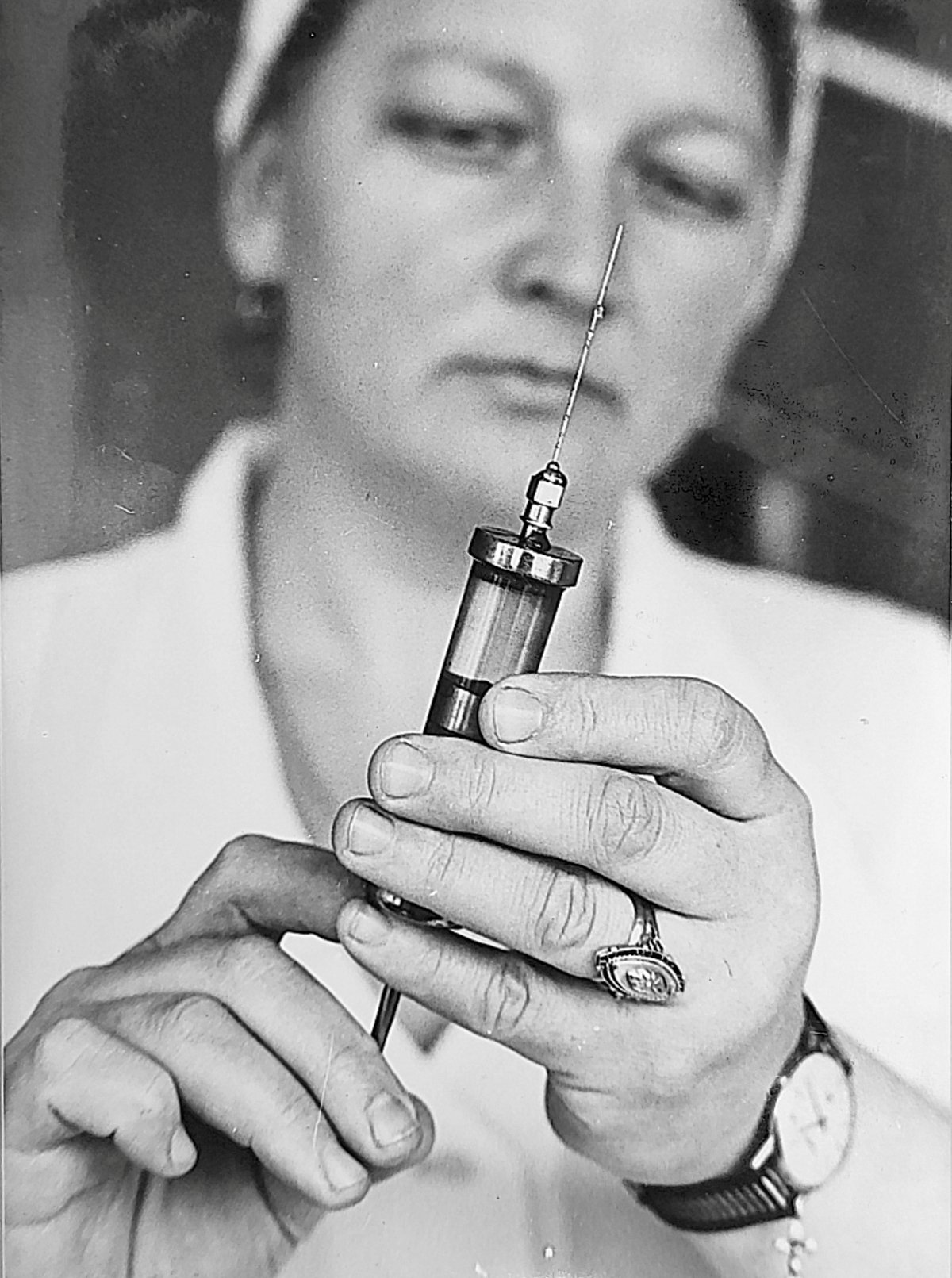 Veres Klára asszisztensnő munka közben (1981) •  Fotó: Székely Csaba