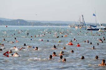 Több mint negyven órát tervez úszni a Balatonban Avram Iancu román könyvtáros, rekordot akar dönteni