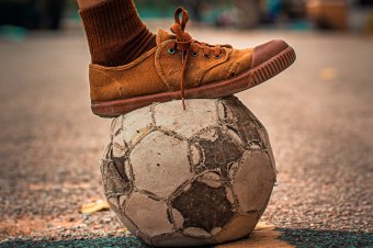 „Hogy a labda hatszor jusson a hálóba!” Dalok a futballról