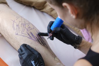Bőrbe varrt emlékek: egy tetoválóművész(nő) portréja
