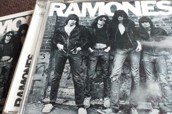 A vagányság eredete: James Deantől a Ramonesig. A legdögösebb fériöltözet: bőrdzseki + fehér póló + farmer + tornacipő