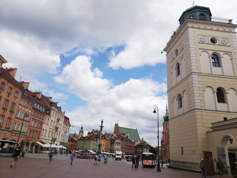 Újabb szigorítások jönnek szombattól Lengyelországban: bezárnak a boltok, fodrászatok, sportlétesítmények