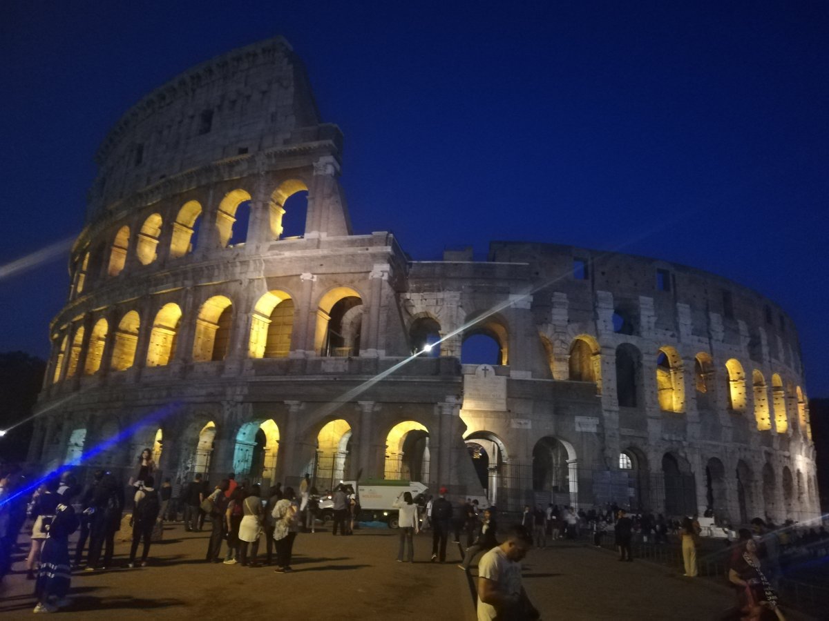Olaszországban hétfőtől újraindul a vendéglátás, kinyit a Colosseum