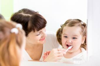 Fogas kérdés: mikor, mivel, hogyan mossuk a legkisebbek fogát?