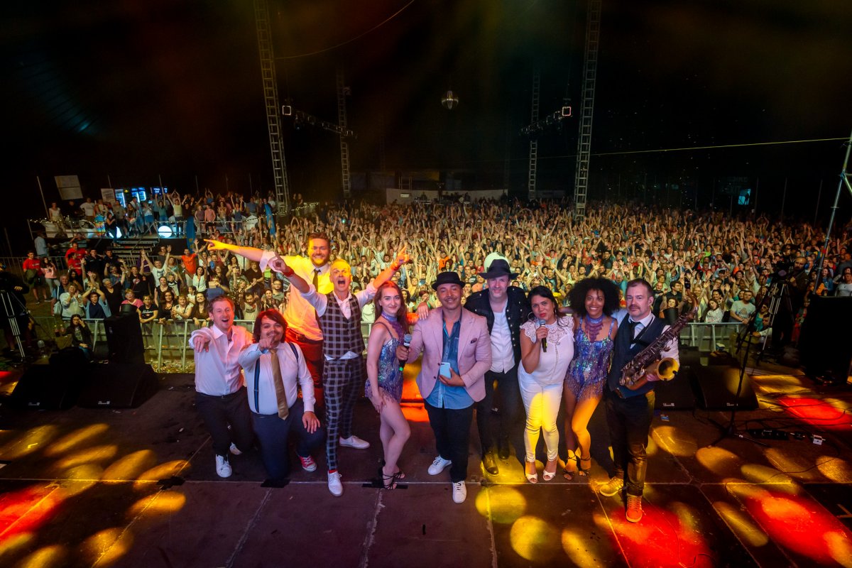 Lou Bega, a Hermes house Band és a közönség •  Fotó: DiMansions Hit Music Festival/Codra Botond