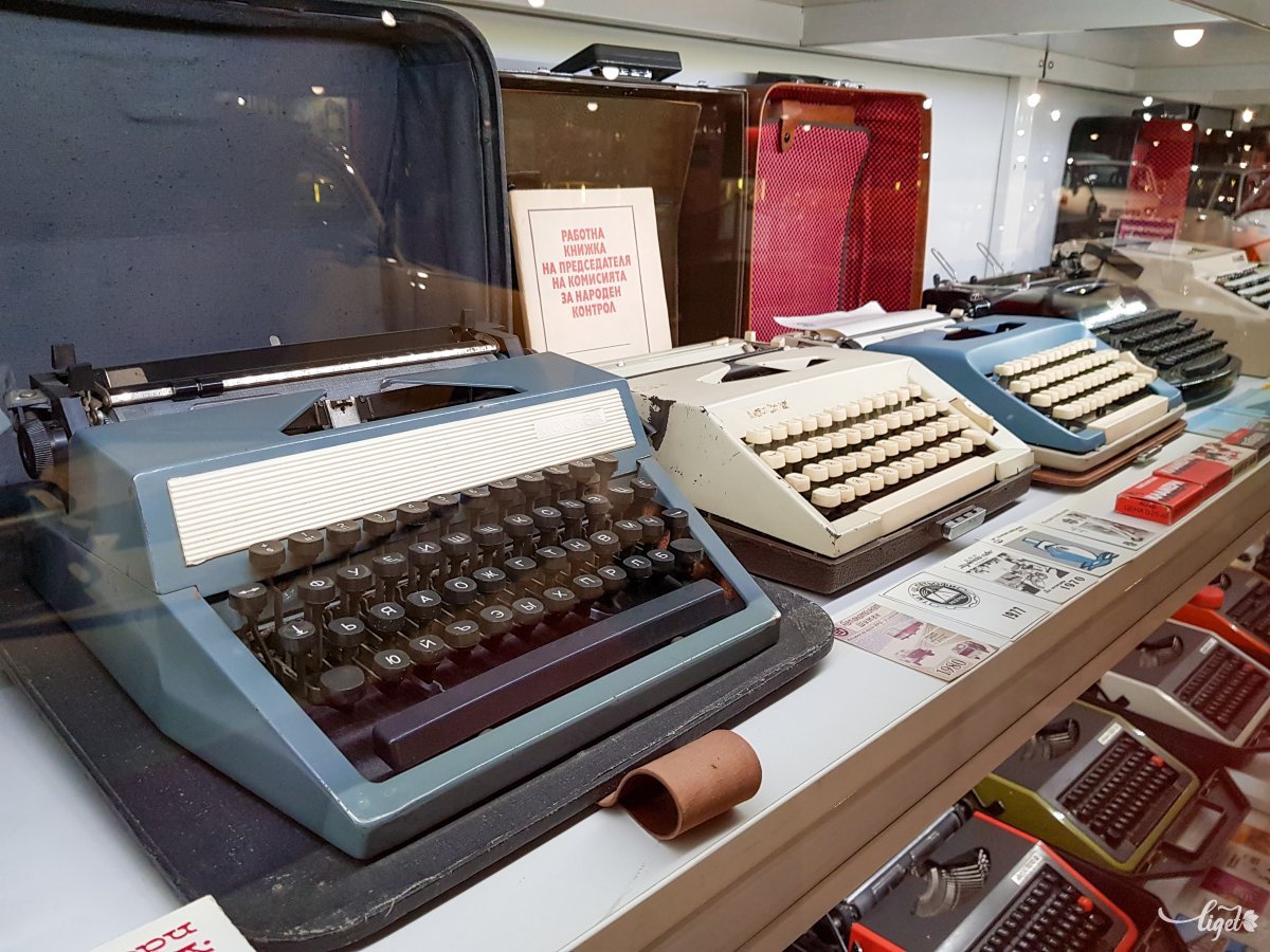 Az újságírók gyönyörködtetésére szolgáló írógépek is vannak itt •  Fotó: Rédai Attila