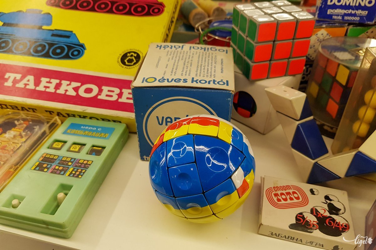 S akkor itt a másik nagy magyar találmány, a Rubik-kocka és továbbfejlesztései •  Fotó: Rédai Attila