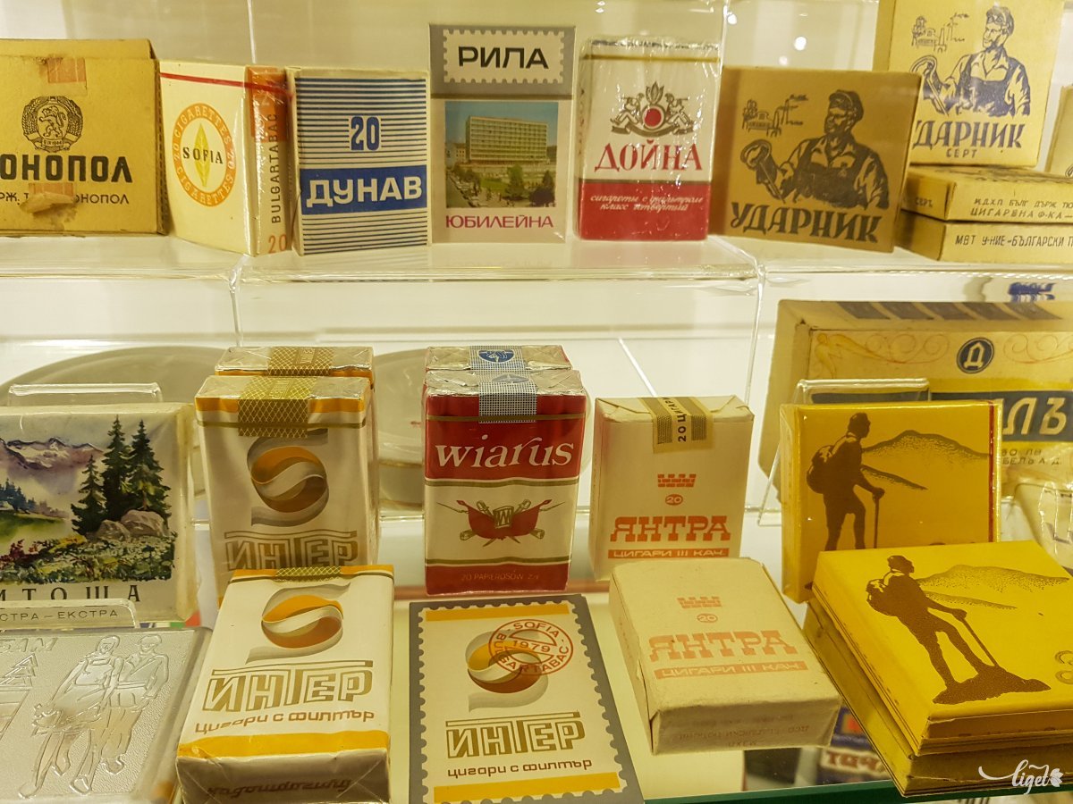 A felső polc közepén levő cirillbetűs márkát inkább nem olvasnám ki nyilvánosan •  Fotó: Rédai Attila