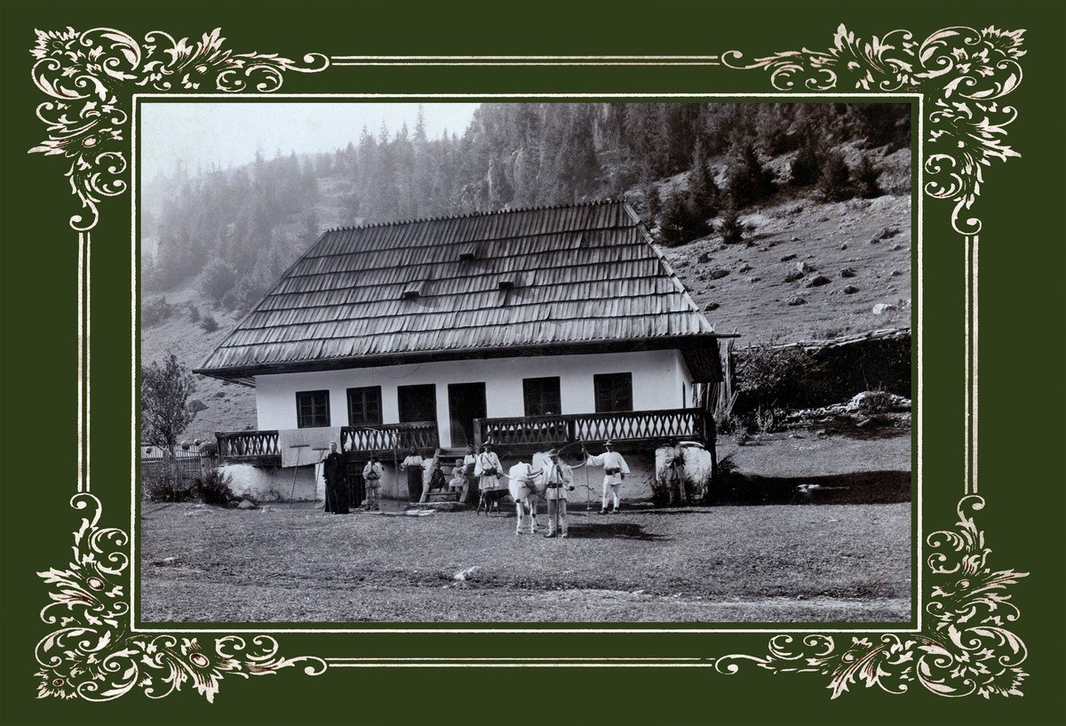 Gyimesfelsőloki csángók a ház előtt, 1910 körül, a sepsiszentgyörgyi Székely Nemzeti Múzeum tulajdona •  Fotó: Forrás: Hargita Megyei Hagyományőrzési Forrásközpont