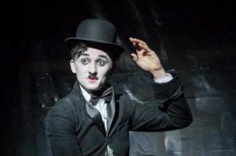 Tréfára fogott gyilkos őrület. Nyerj jegyet a Vígszínház Chaplin-előadására!