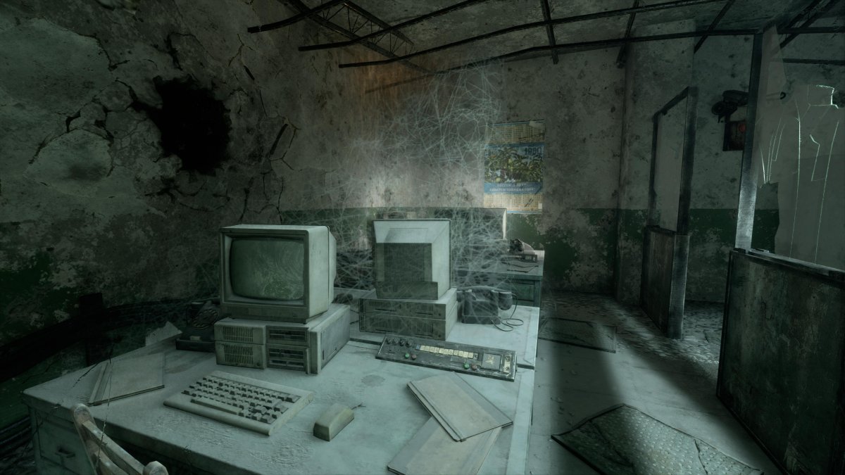Ósdi számítógépek egy föld alatti, pókhálós bunkerben. Biztosan nálunk is vannak hasonló, régi, elhagyott irodák ilyen felszereléssel •  Fotó: Metro Exodus/4A Games/Képernyőfotó