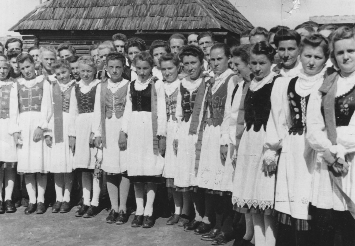 Nagytusnád kultúrcsoportja – 1949 májusa •  Fotó: Forrás: Csíki Székely Múzeum