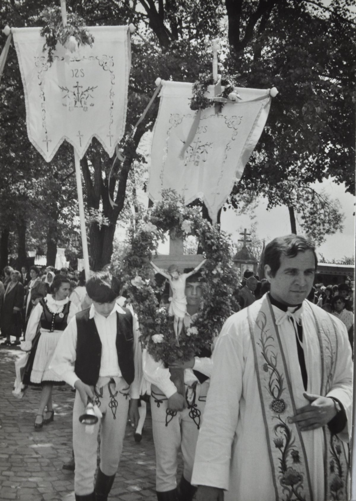 Keresztalja a templom előtti téren (1990) •  Fotó: Kunkovács László. A Csíki Székely Múzeum tulajdona
