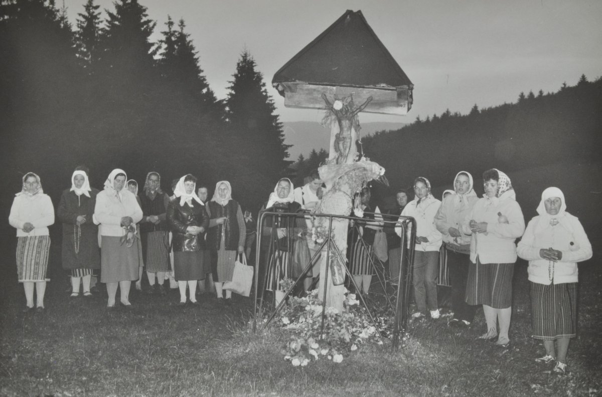 Imádkozó csángó asszonyok (1990) •  Fotó: Kunkovács László. A Csíki Székely Múzeum tulajdona