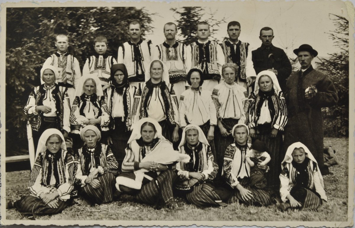 Moldvai csángók a csíksomlyói pünkösdi búcsún 1933-ban •  Fotó: A Csíki Székely Múzeum tulajdona