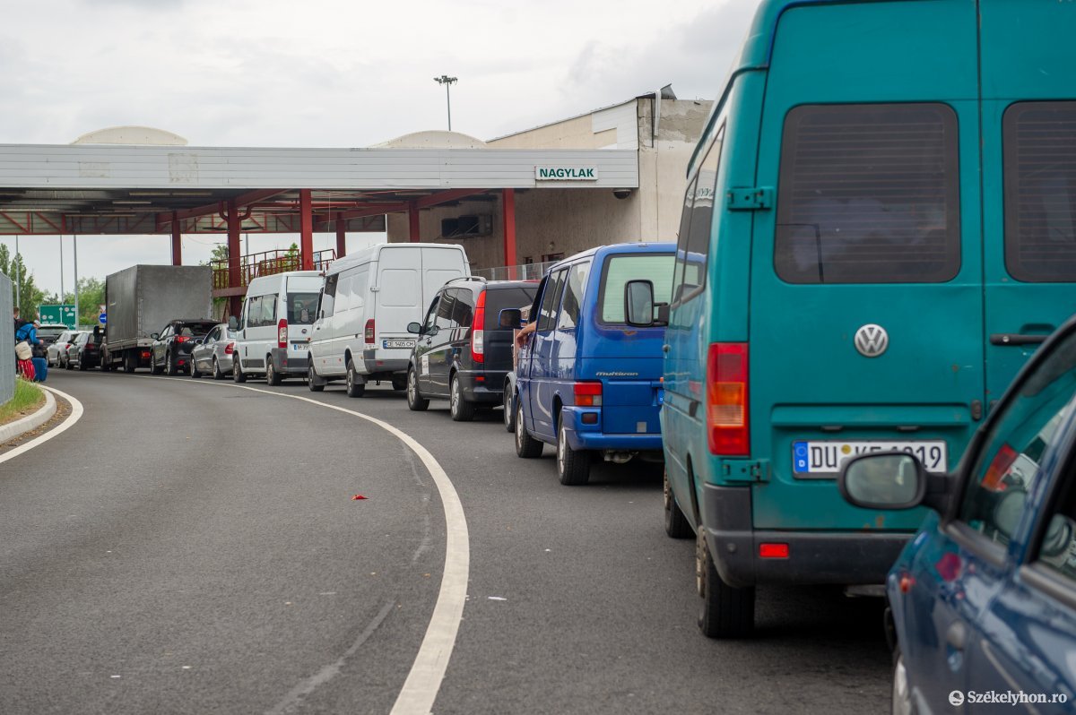 FRISSÍTVE – Torlódás alakult ki a nagylaki autópálya-átkelőnél, közel három óra a várakozási idő
