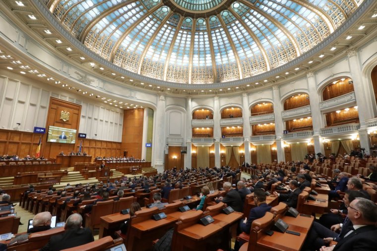 Kihirdette az államfő a honatyák különnyugdíját eltörlő törvényt